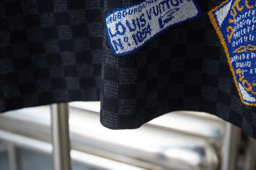 🅿️280 LV Louis 25ss spring and summer new style LV knitted short-sleeved light luxury essential item for daily commuting for men and women Correct version Welcome to compare Detailed features · High-viscosity cotton material, high count cotton added, dry and avoid stuffiness · Imported machine jacquard Damier pattern · Original main mark washed tag brand moisture-proof paper packaging Color: black Size: S/M/L/XL